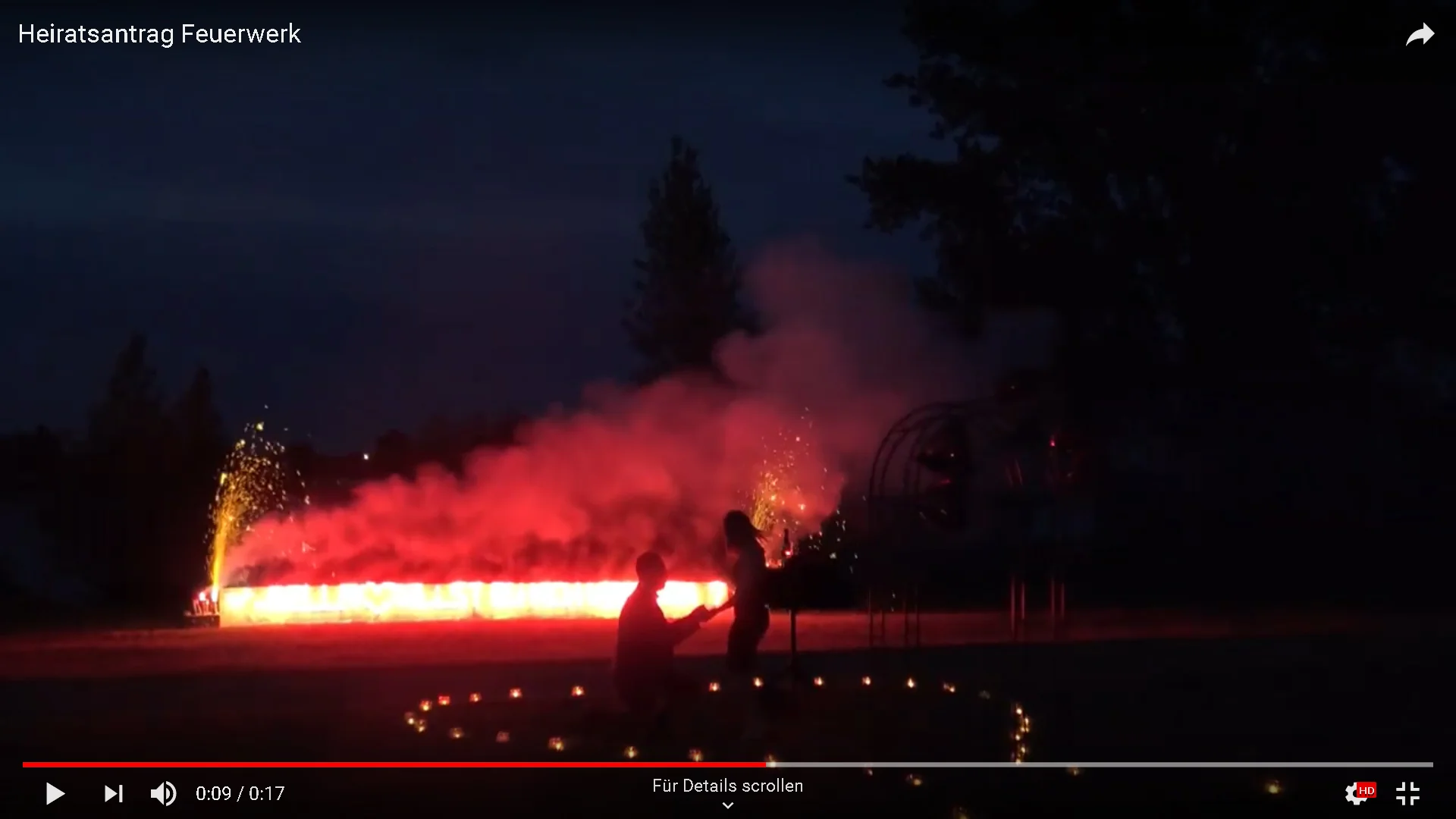Romantischer Heiratsantrag mit Feuerwerk